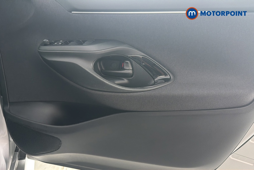 Toyota Yaris Design Automatic Petrol-Electric Hybrid Hatchback - Stock Number (1659870) - 18th supplementary image