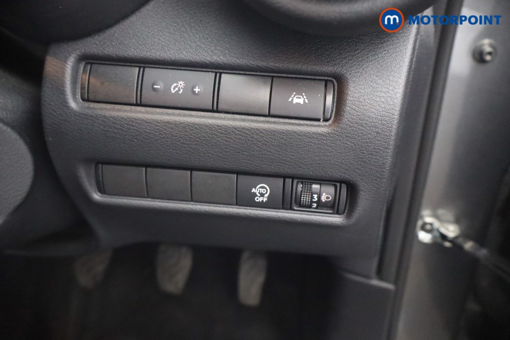 Nissan Juke N-Connecta Manual Petrol SUV - Stock Number (1658480) - 8th supplementary image