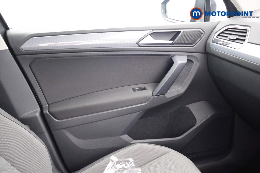 Volkswagen Tiguan Life Automatic Petrol SUV - Stock Number (1662454) - 11th supplementary image