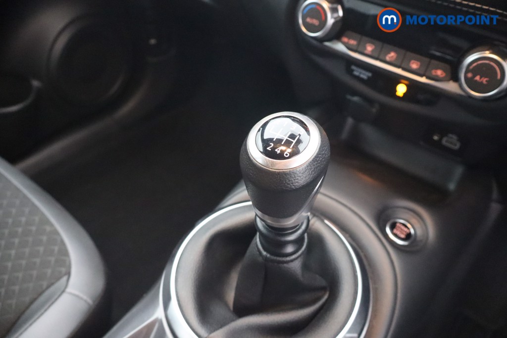 Nissan Juke N-Connecta Manual Petrol SUV - Stock Number (1642332) - 4th supplementary image