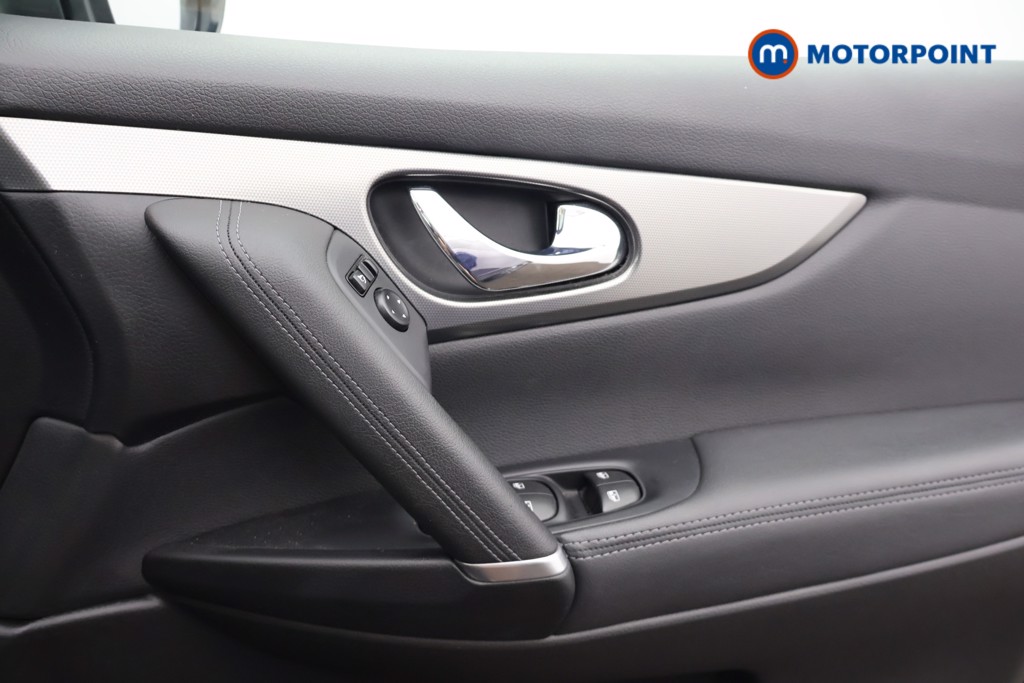 Nissan Qashqai Tekna Manual Petrol SUV - Stock Number (1662549) - 9th supplementary image