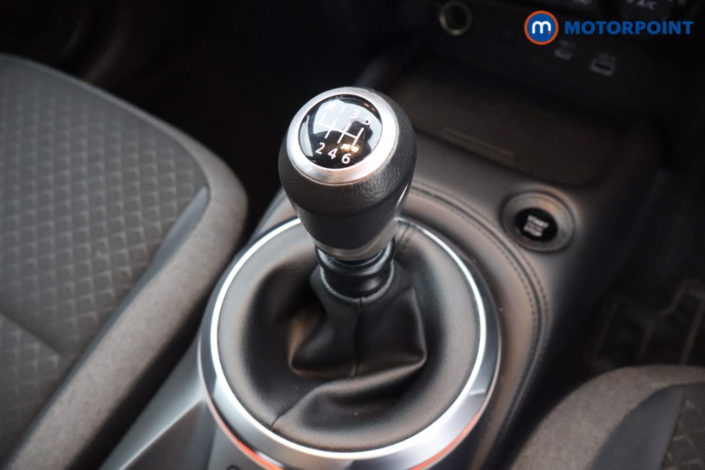 Nissan Juke N-Connecta Manual Petrol SUV - Stock Number (1645352) - 4th supplementary image