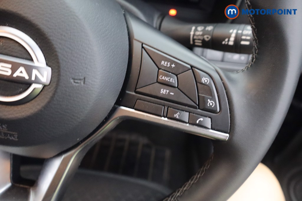 Nissan Juke N-Connecta Manual Petrol SUV - Stock Number (1645352) - 7th supplementary image