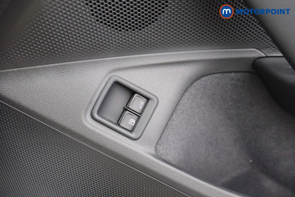 Volkswagen Passat R-Line Automatic Petrol Plug-In Hybrid Estate - Stock Number (1661972) - 9th supplementary image