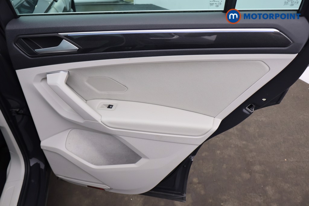 Volkswagen Tiguan Elegance Automatic Petrol SUV - Stock Number (1650225) - 17th supplementary image