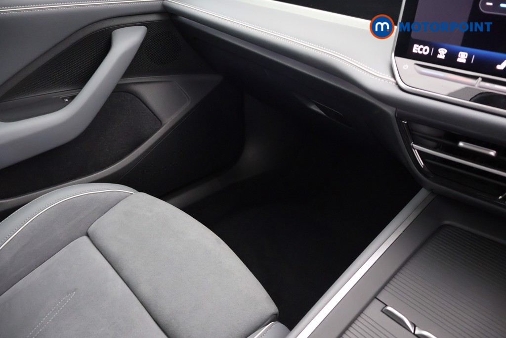 Volkswagen Passat Life Automatic Petrol Plug-In Hybrid Estate - Stock Number (1659618) - 12th supplementary image