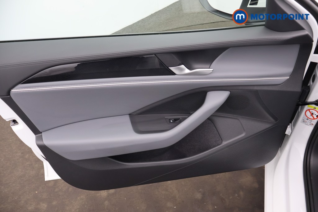 Volkswagen Passat Life Automatic Petrol Plug-In Hybrid Estate - Stock Number (1659618) - 22nd supplementary image