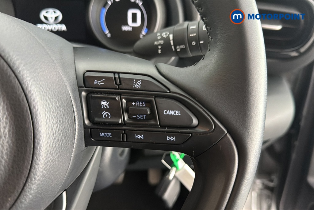 Toyota Yaris Design Automatic Petrol-Electric Hybrid Hatchback - Stock Number (1661995) - 3rd supplementary image