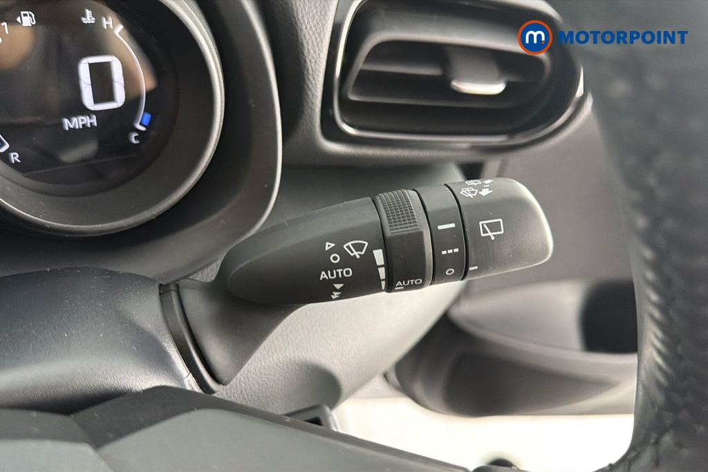 Toyota Yaris Design Automatic Petrol-Electric Hybrid Hatchback - Stock Number (1661995) - 6th supplementary image