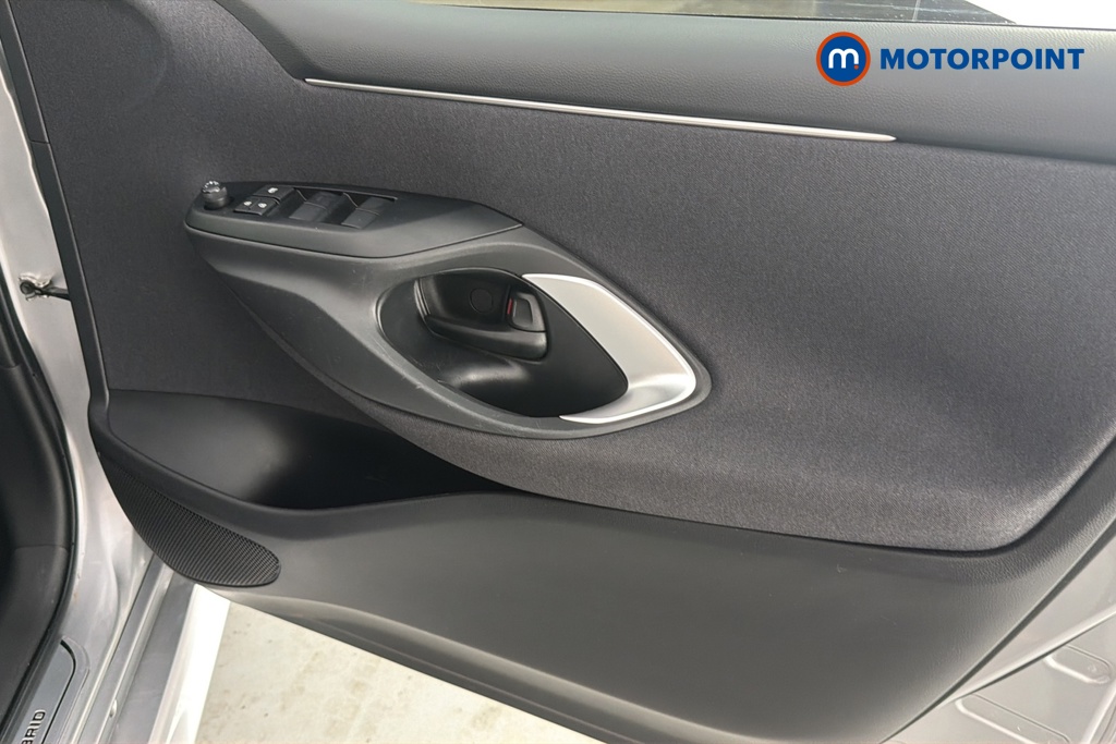 Toyota Yaris Design Automatic Petrol-Electric Hybrid Hatchback - Stock Number (1661995) - 18th supplementary image