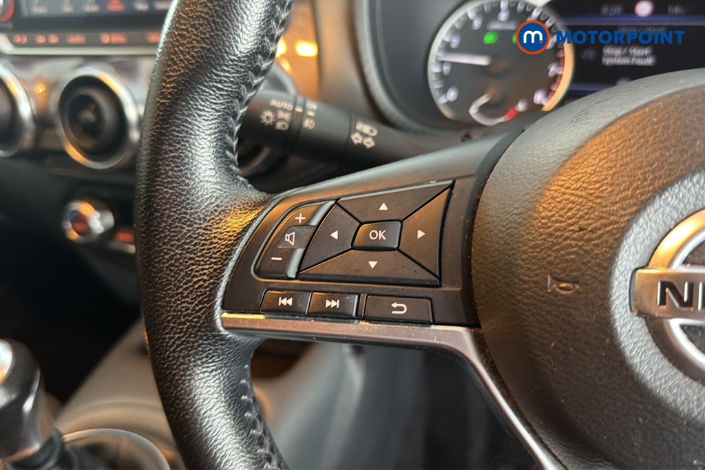 Nissan Juke N-Connecta Manual Petrol SUV - Stock Number (1659799) - 4th supplementary image