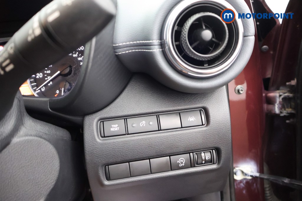 Nissan Juke N-Connecta Automatic Petrol SUV - Stock Number (1661672) - 5th supplementary image