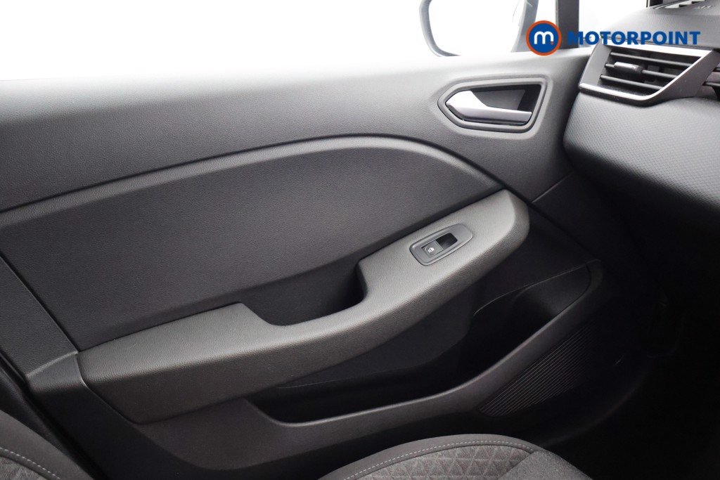 Renault Clio Iconic Manual Petrol Hatchback - Stock Number (1660706) - 14th supplementary image