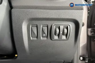 Renault Captur Iconic Manual Petrol SUV - Stock Number (1666595) - 11th supplementary image