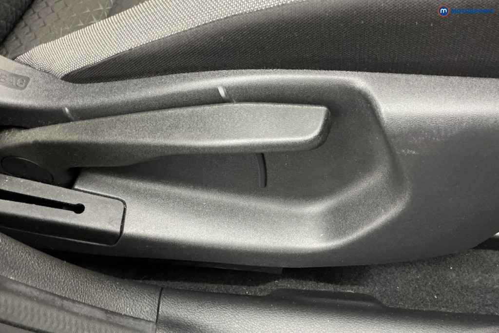 Nissan Juke N-Connecta Manual Petrol SUV - Stock Number (1651404) - 23rd supplementary image