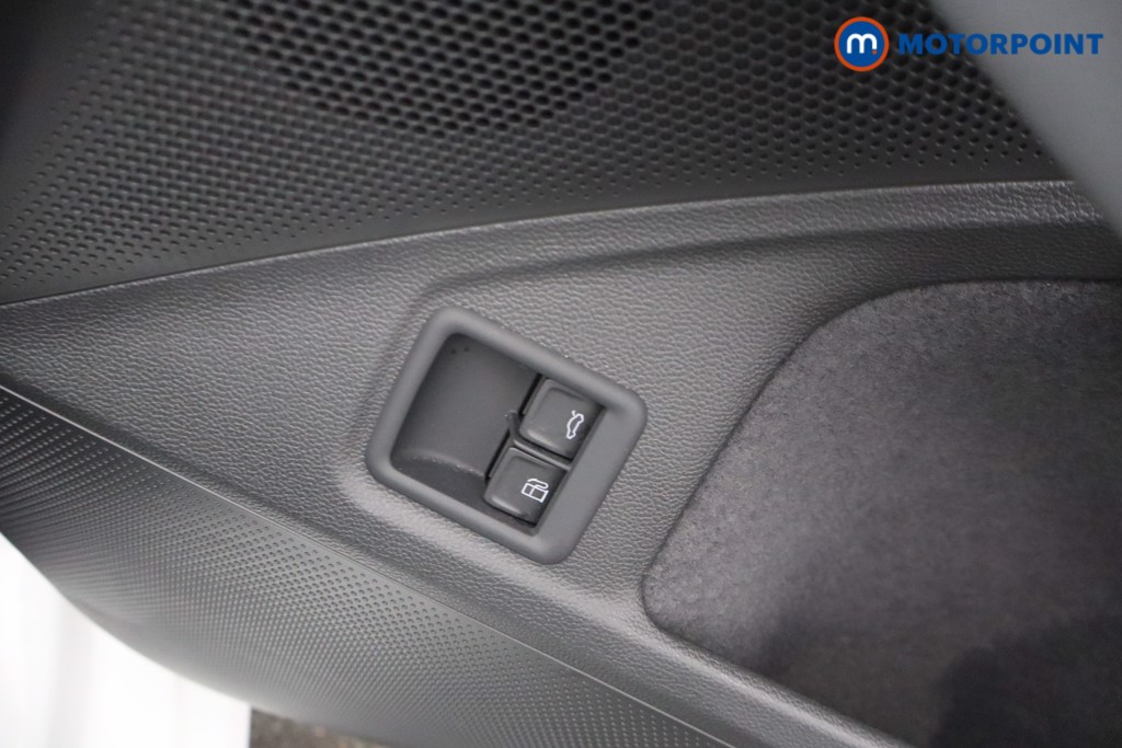 Volkswagen Passat Life Automatic Petrol Plug-In Hybrid Estate - Stock Number (1657369) - 12th supplementary image