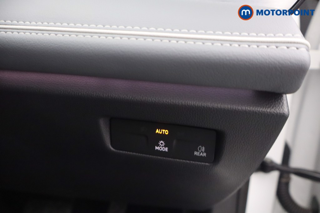 Volkswagen Passat Life Automatic Petrol Plug-In Hybrid Estate - Stock Number (1657369) - 15th supplementary image