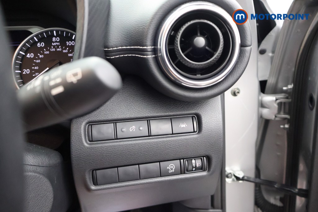 Nissan Juke N-Connecta Automatic Petrol SUV - Stock Number (1665102) - 7th supplementary image