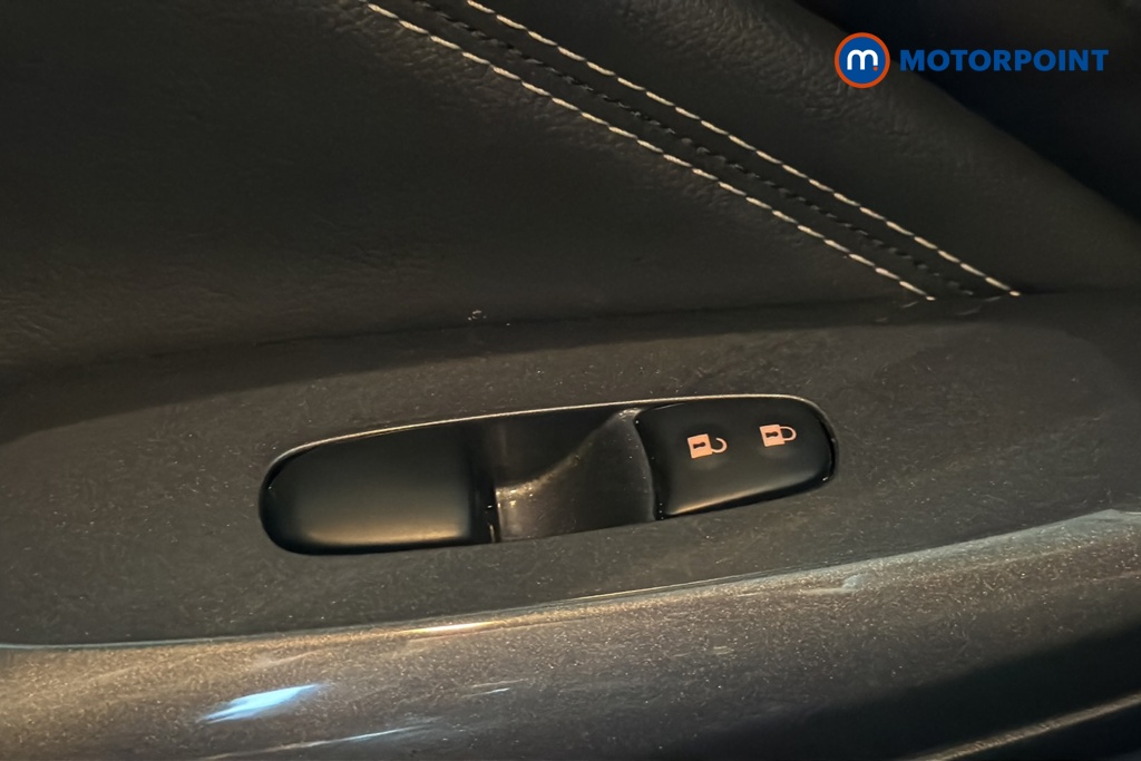 Nissan Juke N-Connecta Automatic Petrol SUV - Stock Number (1662732) - 996th supplementary image