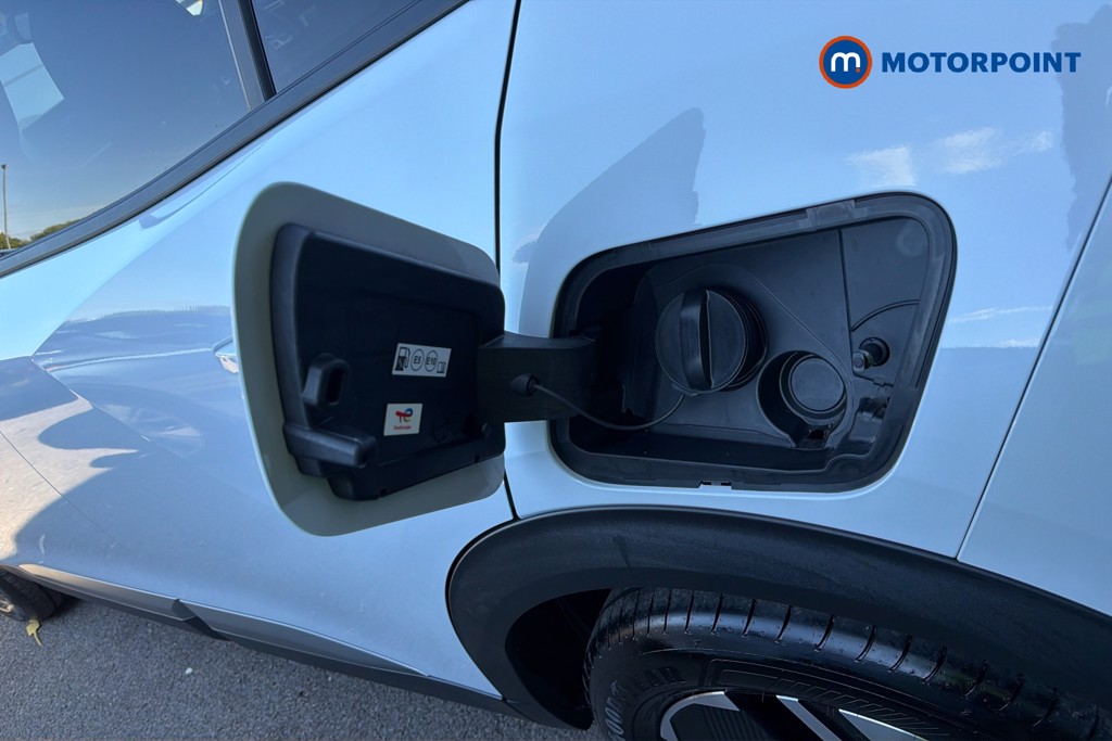 Peugeot 2008 Allure Manual Petrol SUV - Stock Number (1665903) - 33rd supplementary image