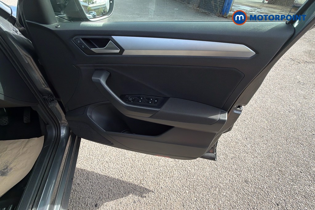 Volkswagen T-Roc Life Manual Petrol SUV - Stock Number (1667381) - 37th supplementary image