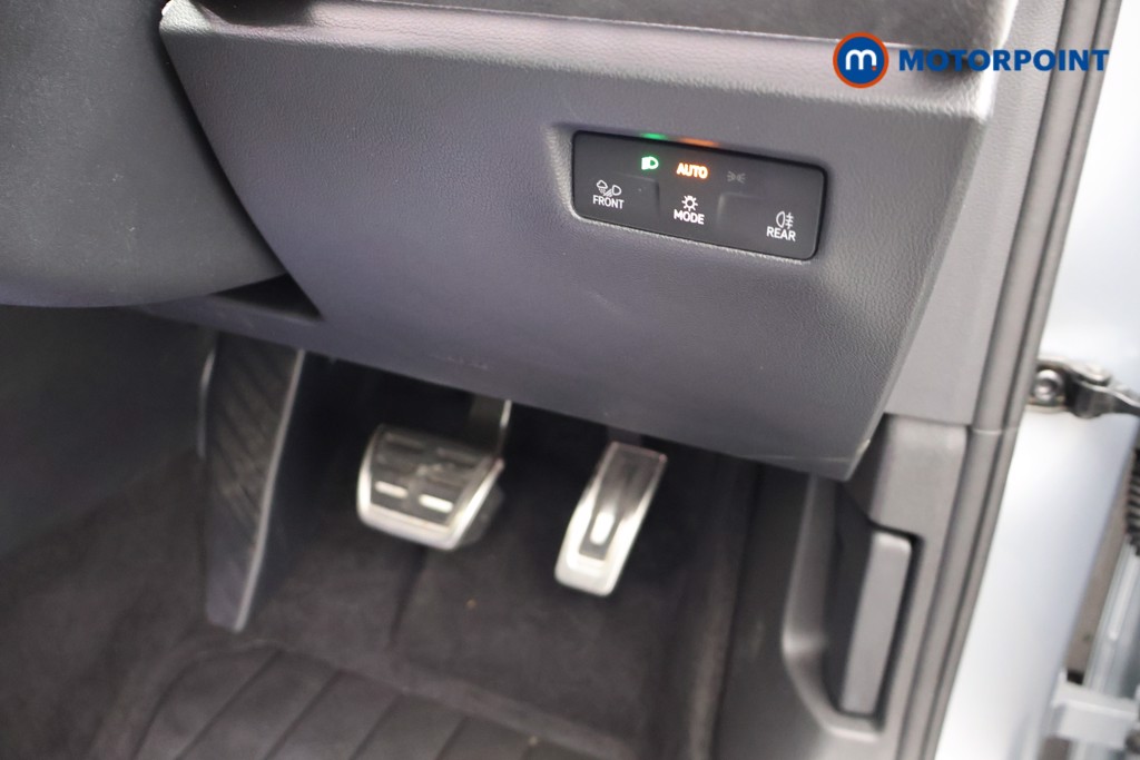 Volkswagen Passat R-Line Automatic Petrol Plug-In Hybrid Estate - Stock Number (1660254) - 21st supplementary image