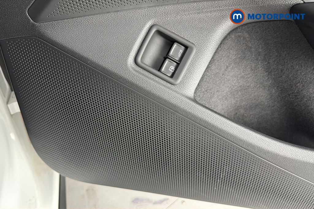 Volkswagen Passat R-Line Automatic Petrol Plug-In Hybrid Estate - Stock Number (1669010) - 21st supplementary image