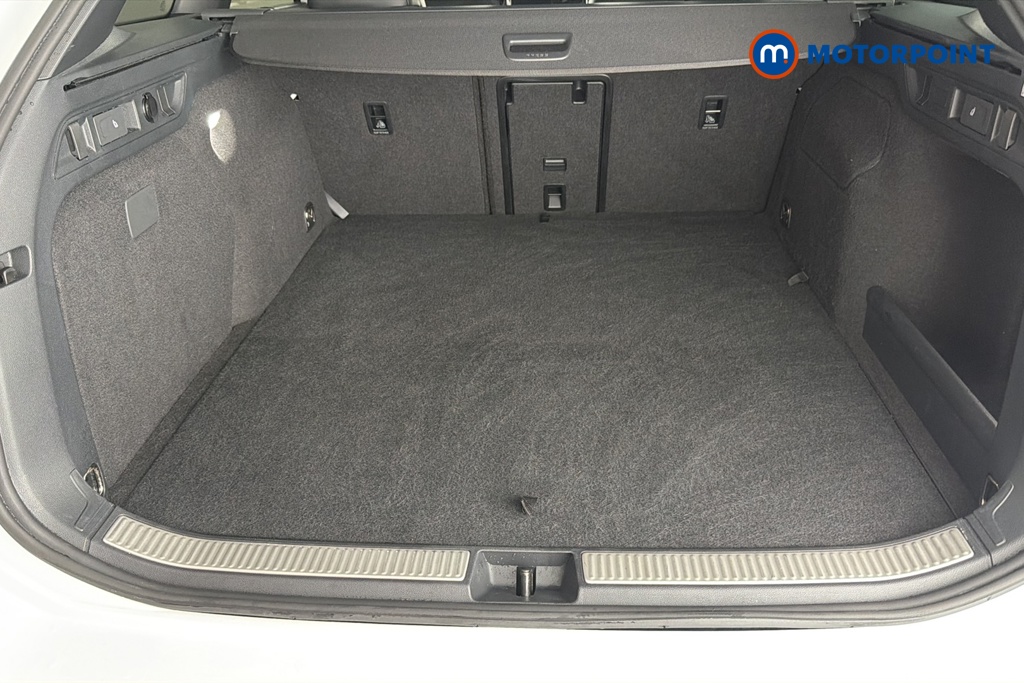 Volkswagen Passat R-Line Automatic Petrol Plug-In Hybrid Estate - Stock Number (1669019) - 30th supplementary image