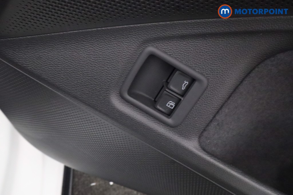 Volkswagen Passat R-Line Automatic Petrol Plug-In Hybrid Estate - Stock Number (1669006) - 21st supplementary image