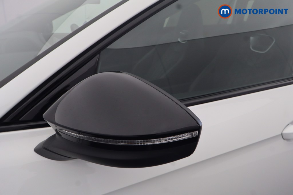 Volkswagen Passat R-Line Automatic Petrol Plug-In Hybrid Estate - Stock Number (1669006) - 51st supplementary image