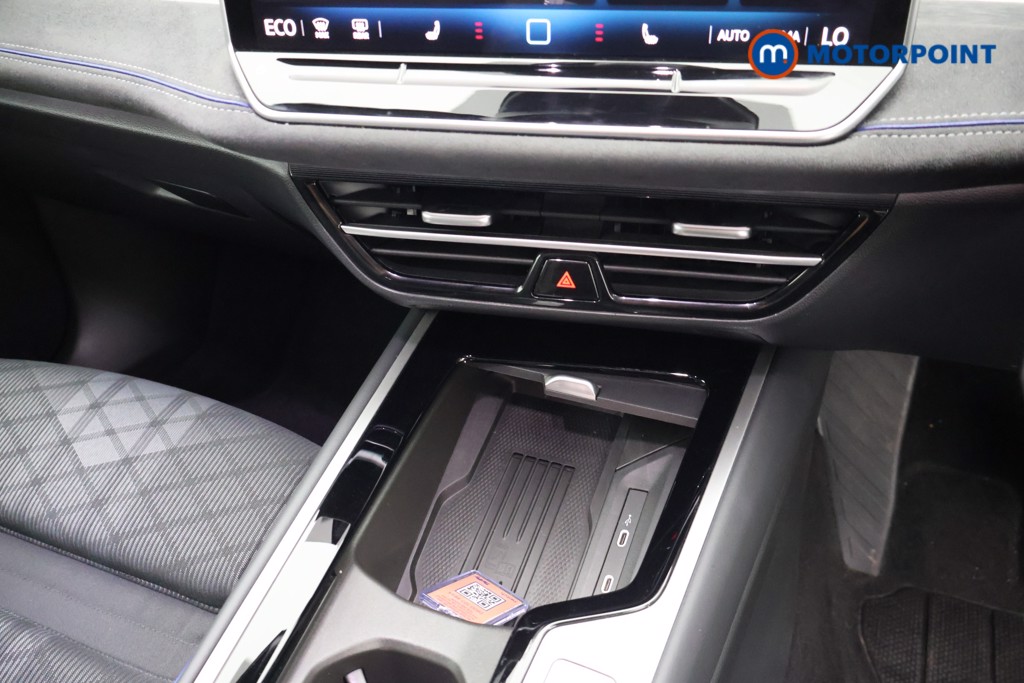 Volkswagen Passat R-Line Automatic Petrol Plug-In Hybrid Estate - Stock Number (1669008) - 12th supplementary image