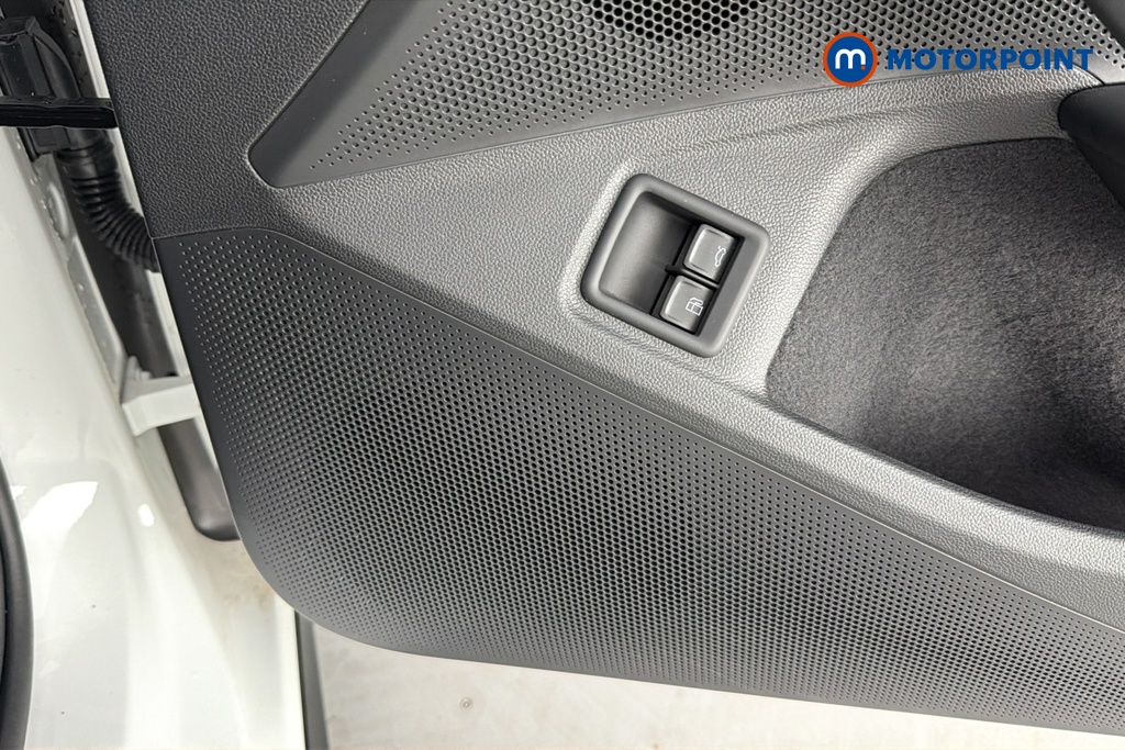 Volkswagen Passat R-Line Automatic Petrol Plug-In Hybrid Estate - Stock Number (1669009) - 21st supplementary image