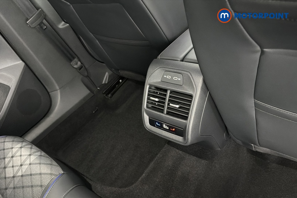 Volkswagen Passat R-Line Automatic Petrol Plug-In Hybrid Estate - Stock Number (1669009) - 28th supplementary image