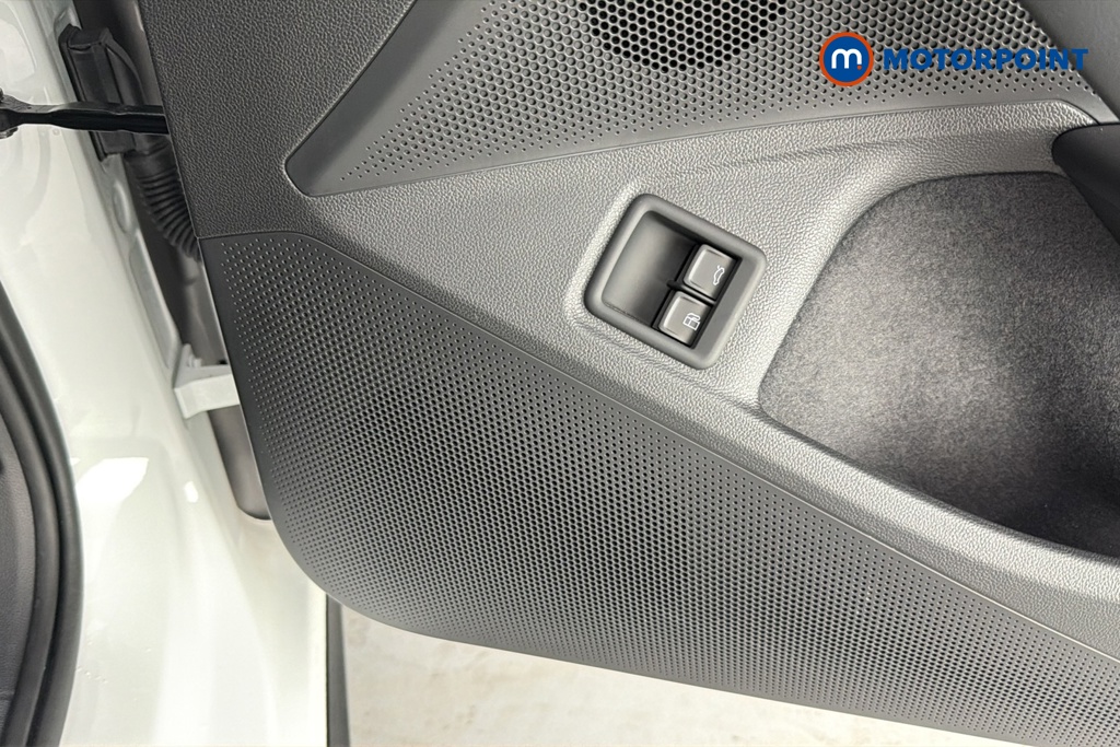 Volkswagen Passat R-Line Automatic Petrol Plug-In Hybrid Estate - Stock Number (1669011) - 21st supplementary image