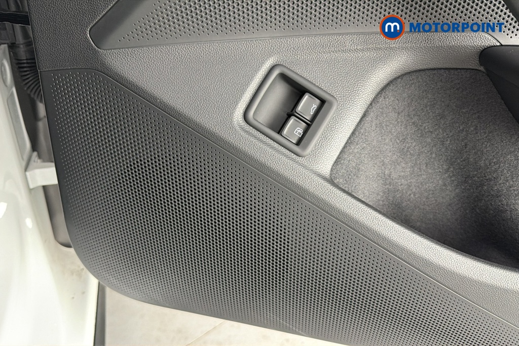 Volkswagen Passat R-Line Automatic Petrol Plug-In Hybrid Estate - Stock Number (1669021) - 21st supplementary image