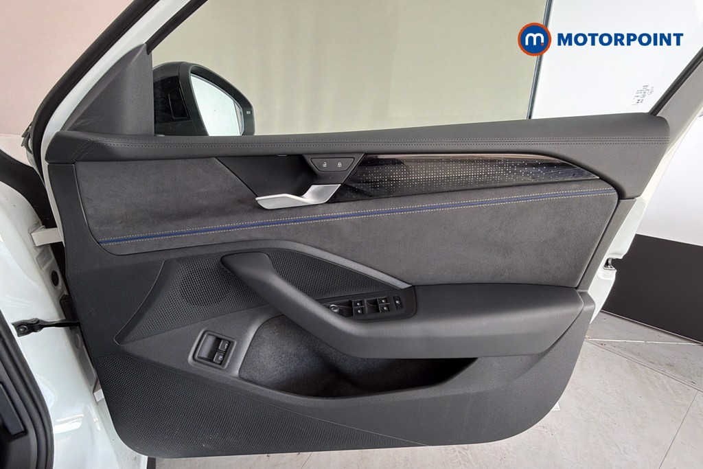 Volkswagen Passat R-Line Automatic Petrol Plug-In Hybrid Estate - Stock Number (1668999) - 19th supplementary image