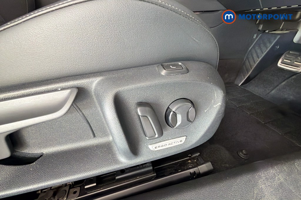 Volkswagen Passat R-Line Automatic Petrol Plug-In Hybrid Estate - Stock Number (1668999) - 25th supplementary image