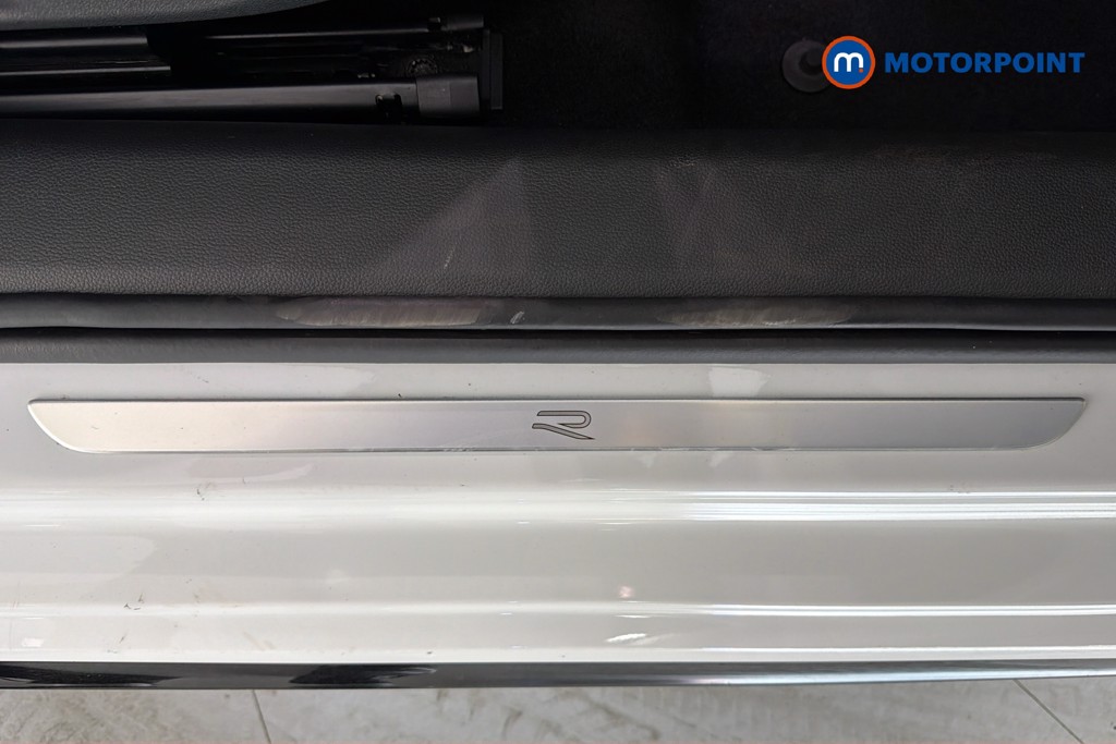 Volkswagen Passat R-Line Automatic Petrol Plug-In Hybrid Estate - Stock Number (1669001) - 26th supplementary image