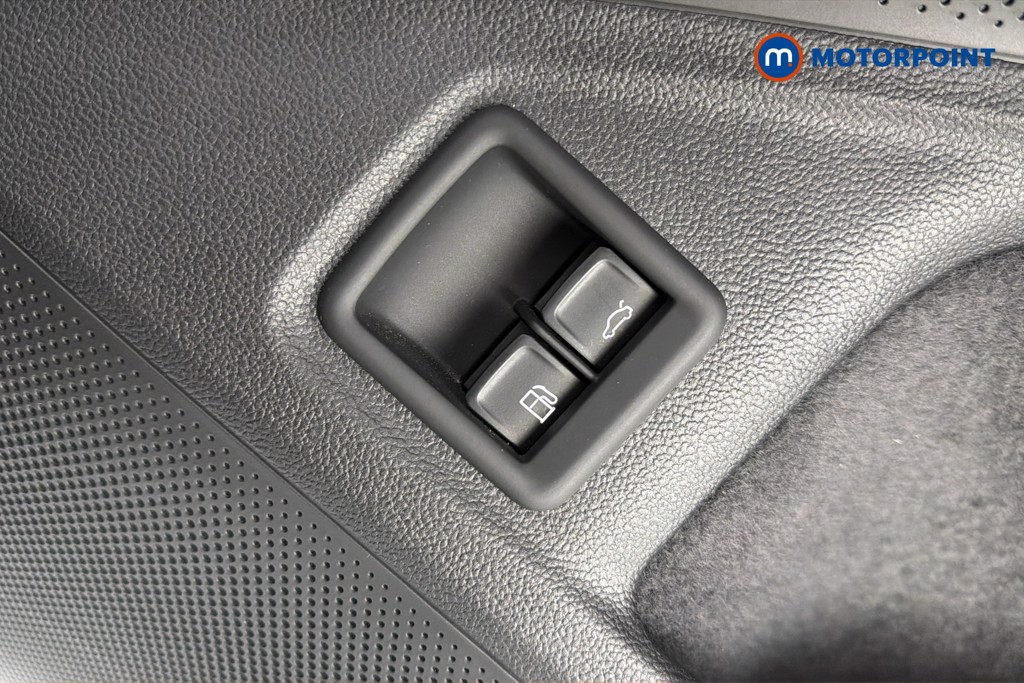 Volkswagen Passat R-Line Automatic Petrol Plug-In Hybrid Estate - Stock Number (1669001) - 32nd supplementary image