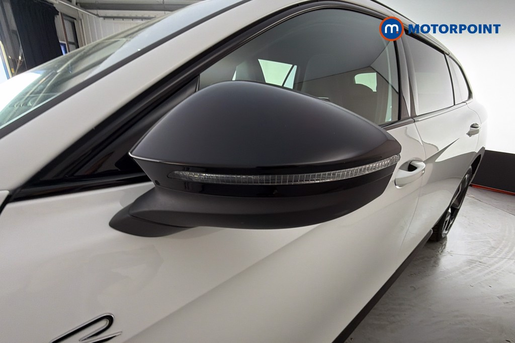 Volkswagen Passat R-Line Automatic Petrol Plug-In Hybrid Estate - Stock Number (1669001) - 43rd supplementary image