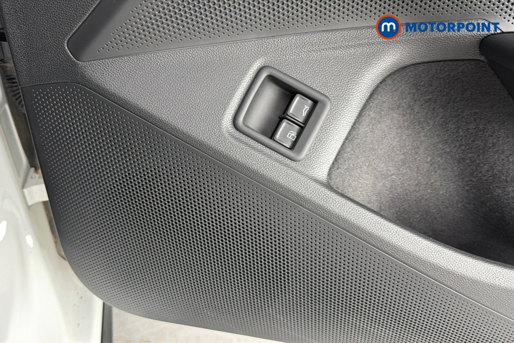 Volkswagen Passat R-Line Automatic Petrol Plug-In Hybrid Estate - Stock Number (1669013) - 21st supplementary image