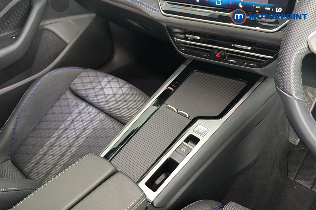 Volkswagen Passat R-Line Automatic Petrol Plug-In Hybrid Estate - Stock Number (1669015) - 15th supplementary image