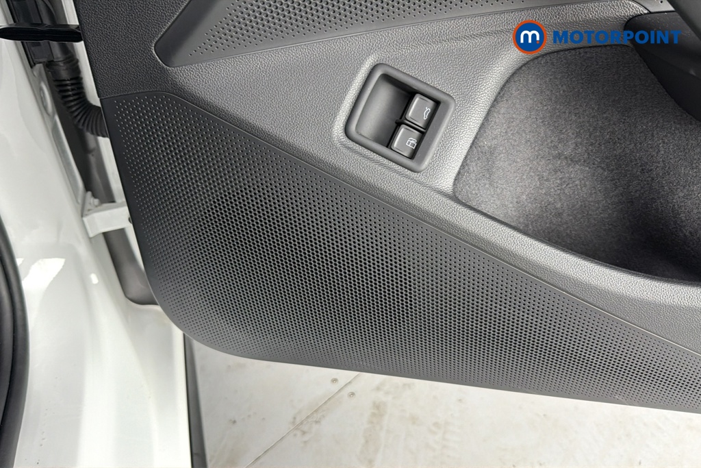 Volkswagen Passat R-Line Automatic Petrol Plug-In Hybrid Estate - Stock Number (1669018) - 21st supplementary image