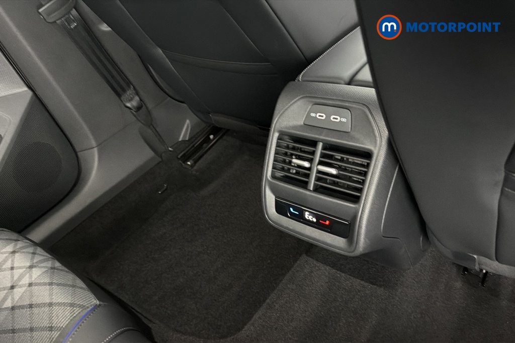 Volkswagen Passat R-Line Automatic Petrol Plug-In Hybrid Estate - Stock Number (1669020) - 28th supplementary image