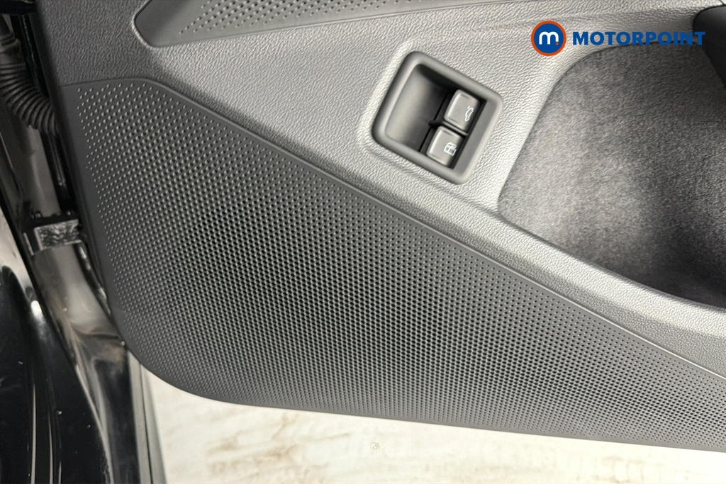 Volkswagen Passat R-Line Automatic Petrol Plug-In Hybrid Estate - Stock Number (1669023) - 21st supplementary image