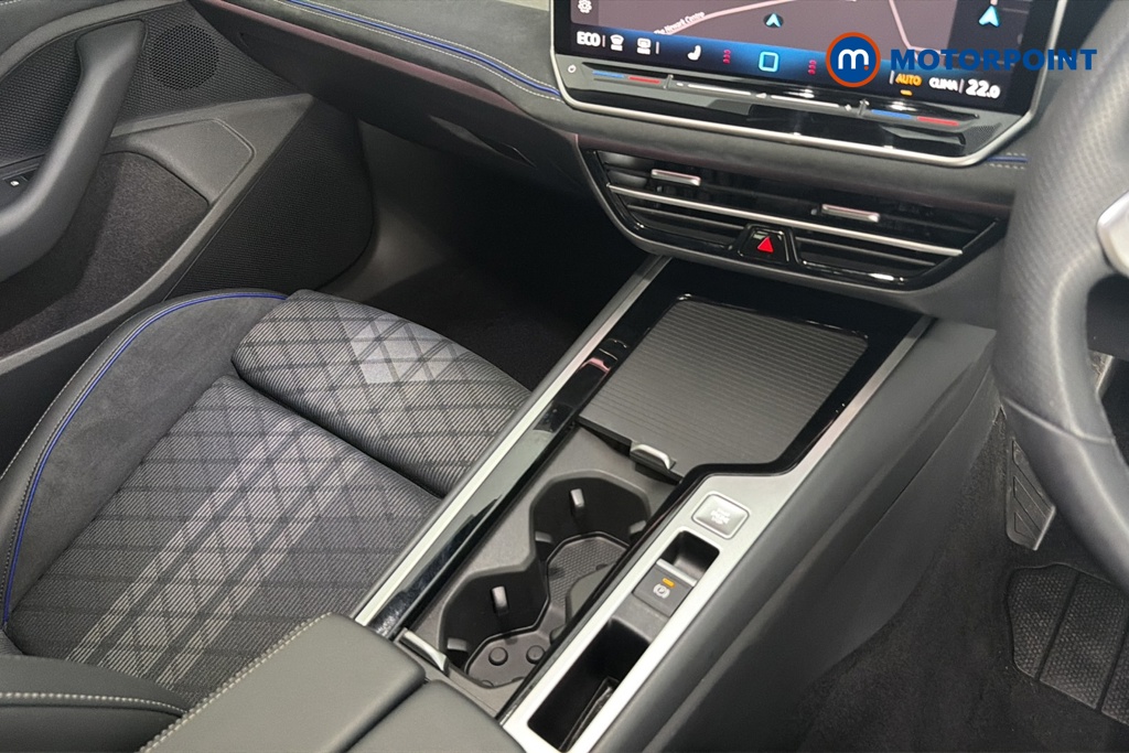 Volkswagen Passat R-Line Automatic Petrol Plug-In Hybrid Estate - Stock Number (1669024) - 15th supplementary image