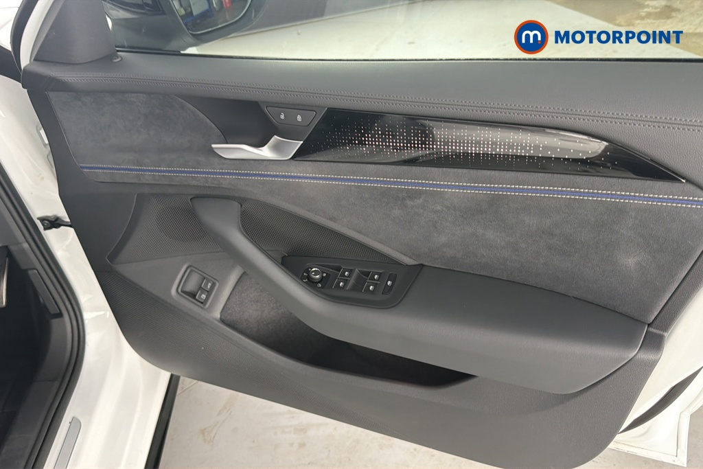 Volkswagen Passat R-Line Automatic Petrol Plug-In Hybrid Estate - Stock Number (1669024) - 18th supplementary image