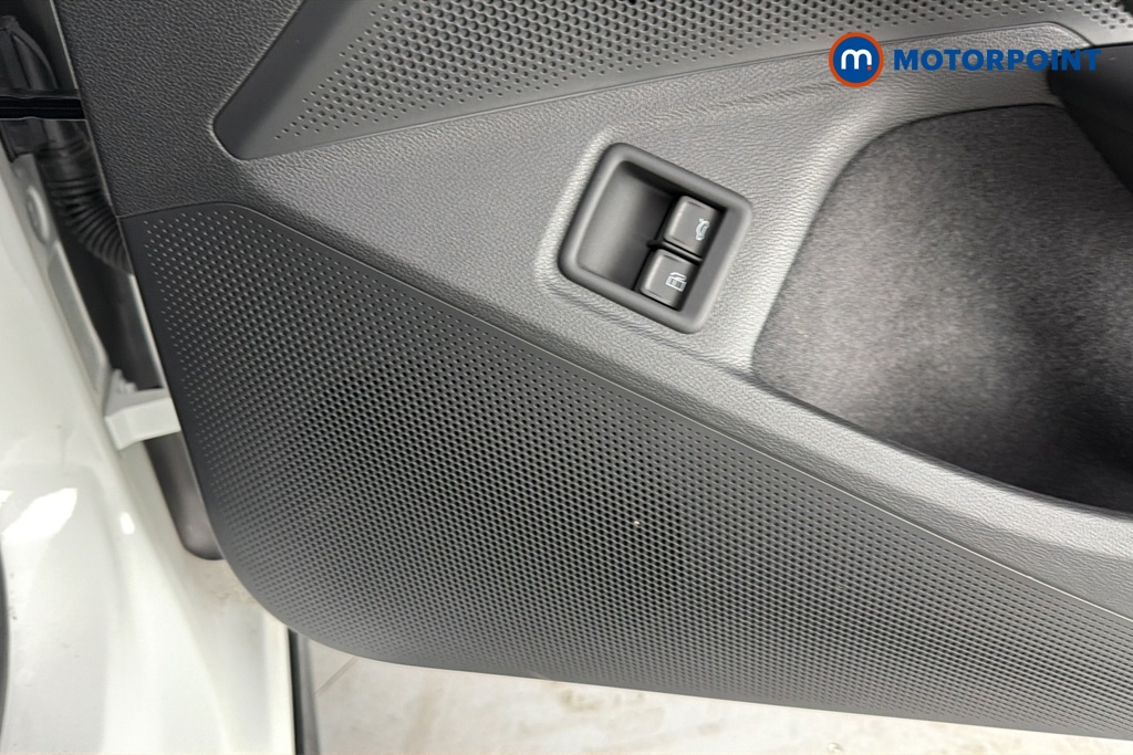 Volkswagen Passat R-Line Automatic Petrol Plug-In Hybrid Estate - Stock Number (1669024) - 21st supplementary image
