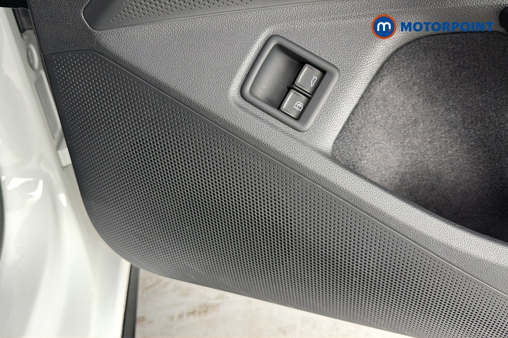 Volkswagen Passat R-Line Automatic Petrol Plug-In Hybrid Estate - Stock Number (1669017) - 21st supplementary image