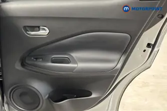 Nissan Juke N-Connecta Automatic Petrol SUV - Stock Number (1662718) - 993rd supplementary image